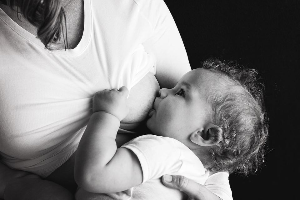 Best breastfeeding positions to make nursing easier. - Lovemère