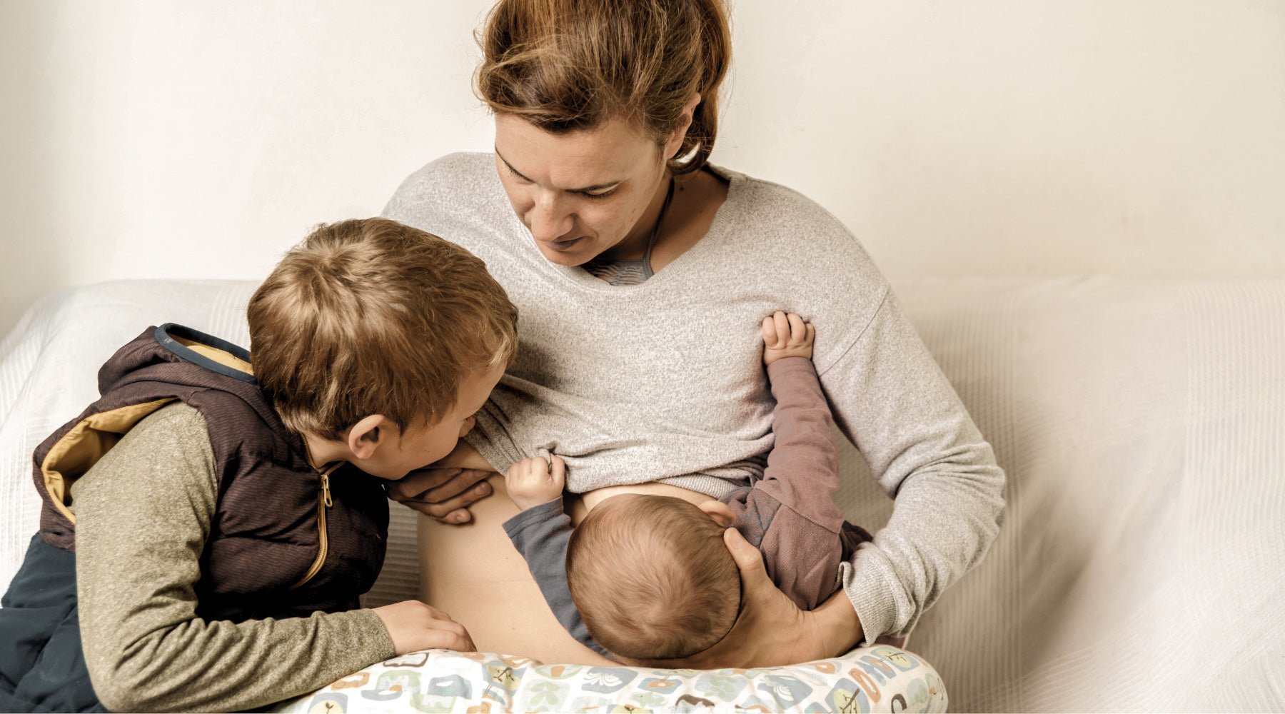 Tandem Feeding - Nursing a Newborn and a Toddler at the Same Time - Lovemère